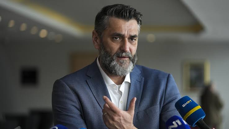 RESURSE MEMORIJALNOG CENTRA SREBRENICA-POTOČARI KORISTI ZA SVOJE BAHANALIJE Pouzdani izvori tvrde: Emir Suljagić u alkoholisanom stanju, sklon incidentima i vređanju na verskoj i nacionalnoj osnovi